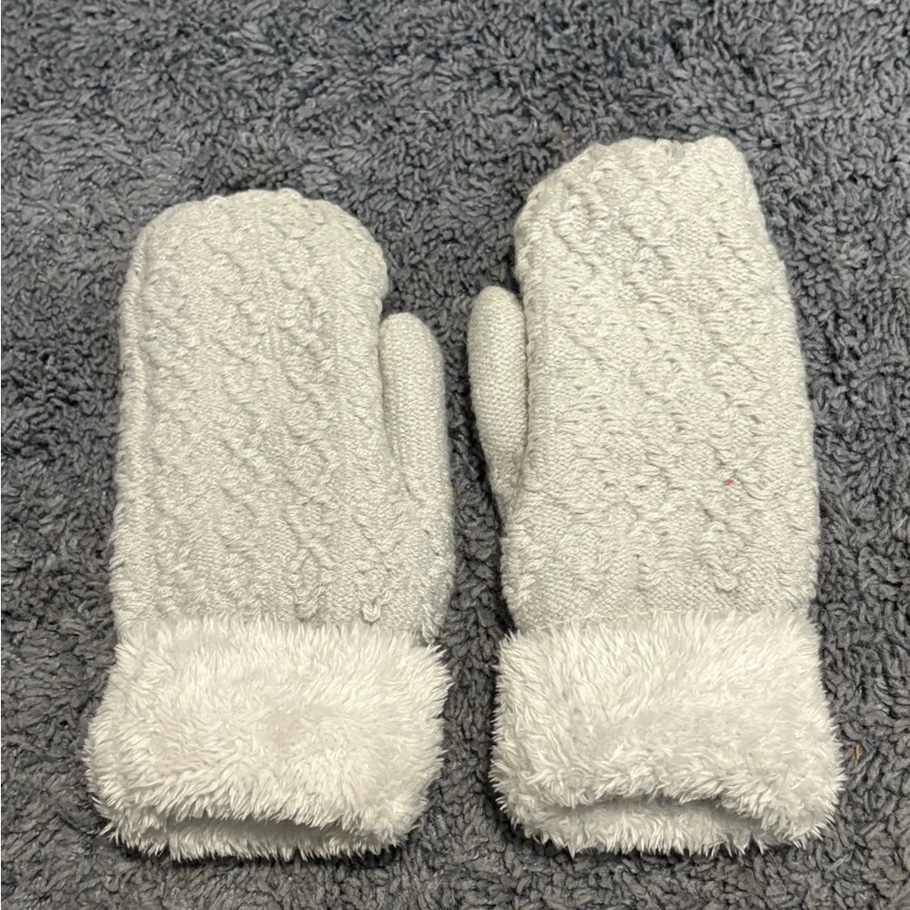 NWOT light grey mittens with fuzzy wrists